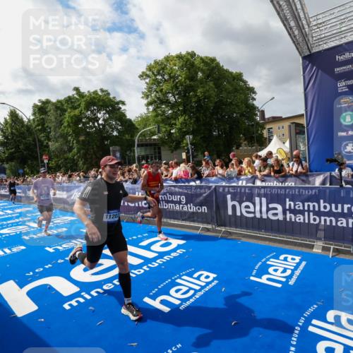 29.06.2025 - hella hamburg halbmarathon Zöllner http://msf.ph/oto/8424954 29.06.2025 10:34:14 Ziel 7884, 7901, 9376, 11202, 13066, 17751, 18906 meine-sportfotos.de