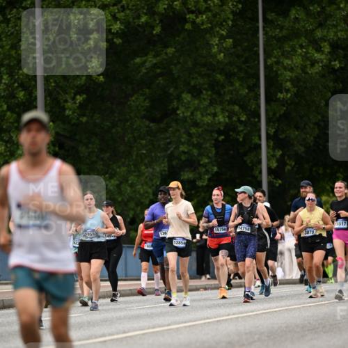29.06.2025 - hella hamburg halbmarathon Dr. Thomas Lammeyer http://msf.ph/oto/8424966 29.06.2025 10:49:49 Kennedybrücke 1774, 1798, 2550, 2779, 2846, 2954, 3570, 3879, 3993, 4275, 4337, 4388, 5099, 5108, 5190, 5339, 5949, 6888, 7699, 7859, 7912, 8272, 8594, 9536, 10562, 10668, 10727 meine-sportfotos.de