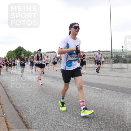 29.06.2025 - hella hamburg halbmarathon Lena Gebhardt http://msf.ph/oto/8424979 29.06.2025 10:53:29 Lombardsbrücke 4761, 13326, 1340, 1709, 1900, 1906, 1984, 2065, 2291, 2409, 2429, 3226, 4195, 4595, 4626, 4801, 5428, 5562, 5815, 5856, 5857, 6041, 6044, 6273, 6306, 6521, 6913, 6996, 7039, 7068, 7483, 7537, 7611, 7681, 7876, 7890, 8189, 8212, 8414, 8515, 8906, 9077, 9456, 9531, 9685, 9764, 9771, 9785, 10043, 10175, 10490, 10661, 11520, 11524, 12193, 12219, 12700, 13489, 13916, 13917, 14038, 16137 meine-sportfotos.de