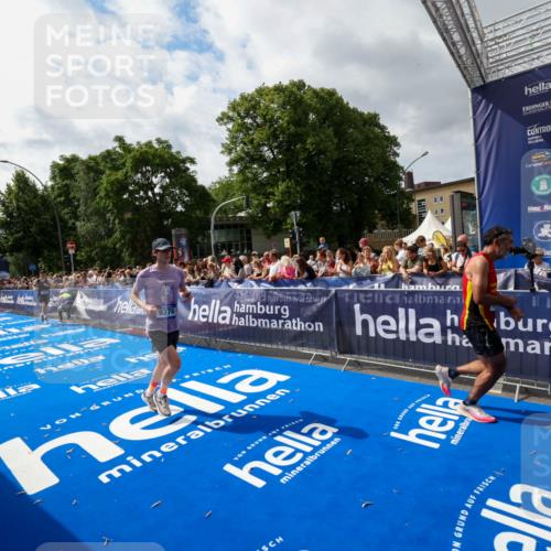 29.06.2025 - hella hamburg halbmarathon Zöllner http://msf.ph/oto/8424984 29.06.2025 10:34:15 Ziel 1080, 3005, 7884, 7901, 9376, 11202, 17751, 18906 meine-sportfotos.de