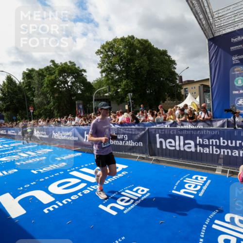 29.06.2025 - hella hamburg halbmarathon Zöllner http://msf.ph/oto/8424997 29.06.2025 10:34:16 Ziel 1080, 3005, 7884, 7901, 9376, 17751, 18906 meine-sportfotos.de