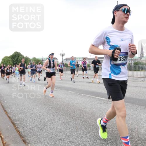 29.06.2025 - hella hamburg halbmarathon Lena Gebhardt http://msf.ph/oto/8425018 29.06.2025 10:53:29 Lombardsbrücke 476, 13011, 3326, 1340, 1709, 1900, 1906, 1984, 2065, 2291, 2409, 2429, 3226, 4195, 4595, 4626, 4801, 5428, 5562, 5815, 5856, 5857, 6041, 6044, 6273, 6306, 6521, 6913, 6996, 7039, 7068, 7483, 7537, 7611, 7681, 7876, 7890, 8189, 8212, 8414, 8515, 8906, 9077, 9456, 9531, 9685, 9764, 9771, 9785, 10043, 10175, 10490, 10661, 11520, 11524, 12193, 12219, 12700, 13489, 13916, 13917, 14038, 16137 meine-sportfotos.de