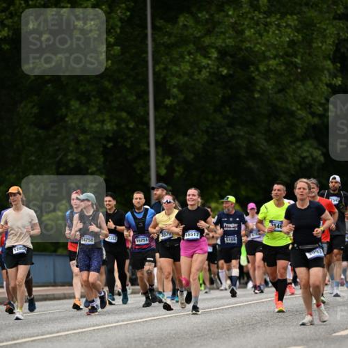 29.06.2025 - hella hamburg halbmarathon Dr. Thomas Lammeyer http://msf.ph/oto/8425021 29.06.2025 10:49:51 Kennedybrücke 1774, 2550, 2779, 2846, 2954, 3570, 3879, 3993, 4275, 4337, 4820, 5099, 5108, 5190, 5339, 5703, 5949, 7699, 7859, 7912, 8272, 8594, 9536, 10562, 10668, 10727, 11332 meine-sportfotos.de
