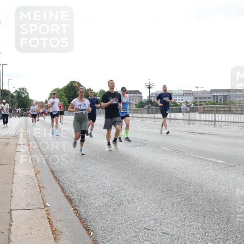 29.06.2025 - hella hamburg halbmarathon Lena Gebhardt http://msf.ph/oto/8425031 29.06.2025 10:28:39 Lombardsbrücke 5718, 18293, 1518, 1557, 1869, 3445, 3717, 4700, 4834, 5167, 5249, 5250, 5604, 5718, 5903, 5939, 6102, 6418, 7667, 7980, 8327, 8560, 9642, 9653, 9654, 9716, 9855, 10068, 10434, 13045, 13296, 13400, 14017, 14205, 15143, 15256, 15452, 15453, 16125, 16643, 18256, 18293, 18604, 19180 meine-sportfotos.de