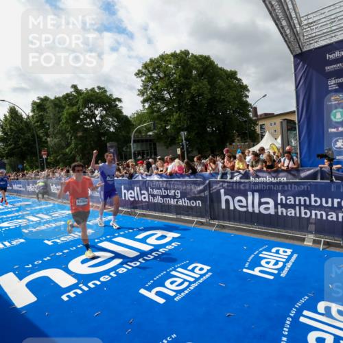 29.06.2025 - hella hamburg halbmarathon Zöllner http://msf.ph/oto/8425067 29.06.2025 10:34:19 Ziel 1080, 3005, 7884, 7901, 14784, 18906 meine-sportfotos.de