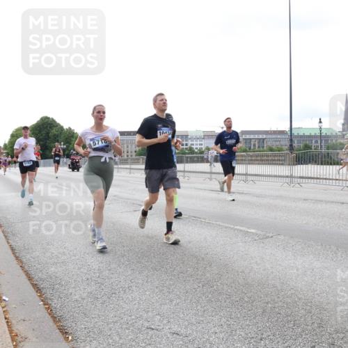 29.06.2025 - hella hamburg halbmarathon Lena Gebhardt http://msf.ph/oto/8425078 29.06.2025 10:28:40 Lombardsbrücke 6102, 5718, 201, 10434, 1518, 1557, 1869, 3445, 3717, 4700, 4834, 5167, 5249, 5250, 5604, 5718, 5903, 5939, 6102, 6418, 7667, 7980, 8327, 8560, 9642, 9653, 9654, 9716, 9855, 10068, 10434, 13045, 13296, 13400, 14017, 14205, 15143, 15256, 15452, 15453, 16125, 16643, 18256, 18293, 18604, 19180 meine-sportfotos.de