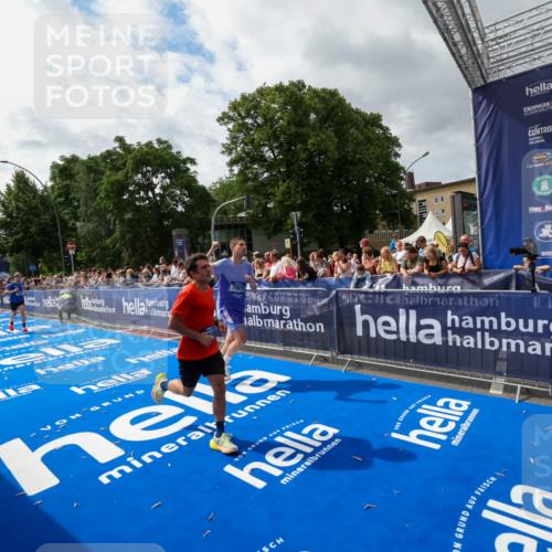 29.06.2025 - hella hamburg halbmarathon Zöllner http://msf.ph/oto/8425080 29.06.2025 10:34:20 Ziel 1002, 1080, 3005, 7901, 14784, 18906 meine-sportfotos.de