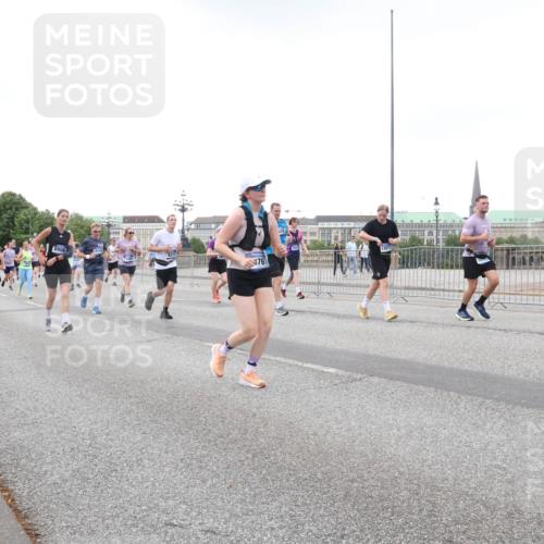 29.06.2025 - hella hamburg halbmarathon Lena Gebhardt http://msf.ph/oto/8425089 29.06.2025 10:53:30 Lombardsbrücke 8906, 58144, 76, 15, 1340, 1709, 1900, 1906, 1984, 2065, 2291, 2409, 2429, 3226, 4195, 4595, 4626, 4801, 5428, 5562, 5815, 5856, 5857, 6039, 6041, 6044, 6273, 6306, 6521, 6913, 6996, 7039, 7068, 7483, 7537, 7611, 7681, 7876, 7890, 8189, 8212, 8414, 8515, 8906, 9077, 9456, 9531, 9685, 9764, 9771, 9785, 10043, 10175, 10490, 10661, 11520, 11524, 12193, 12219, 12700, 13489, 13916, 13917, 14038, 16137 meine-sportfotos.de
