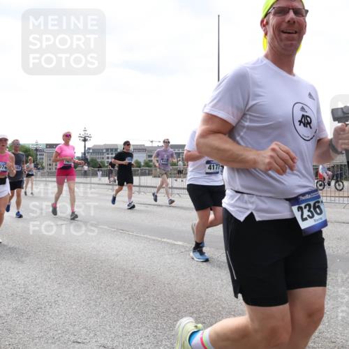 29.06.2025 - hella hamburg halbmarathon Lena Gebhardt http://msf.ph/oto/8425090 29.06.2025 10:43:20 Lombardsbrücke 5610, 7672, 2074, 102, 4177, 236, 1149, 1155, 1400, 1467, 1788, 1816, 1878, 2103, 2158, 2267, 2361, 2450, 2509, 2971, 3074, 3238, 3329, 3378, 3390, 3518, 3638, 3764, 4056, 4177, 4302, 4367, 4680, 5067, 5214, 5268, 5370, 5610, 5720, 5755, 5967, 6012, 6096, 6226, 6440, 6931, 7043, 7197, 7461, 7872, 7926, 8135, 8184, 8233, 8408, 8435, 8504, 8795, 8991, 9072, 9304, 9378, 9639, 9641, 9644, 9831, 9976, 10008, 10083, 10180, 10200, 10202, 13049 meine-sportfotos.de