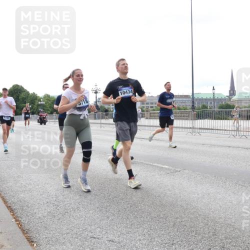 29.06.2025 - hella hamburg halbmarathon Lena Gebhardt http://msf.ph/oto/8425092 29.06.2025 10:28:40 Lombardsbrücke 6102, 5718, 2014, 10434, 1518, 1557, 1869, 3445, 3717, 4700, 4834, 5167, 5249, 5250, 5604, 5718, 5903, 5939, 6102, 6418, 7667, 7980, 8327, 8560, 9642, 9653, 9654, 9716, 9855, 10068, 10434, 13045, 13296, 13400, 14017, 14205, 15143, 15256, 15452, 15453, 16125, 16643, 18256, 18293, 18604, 19180 meine-sportfotos.de