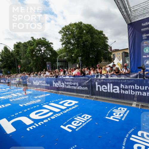 29.06.2025 - hella hamburg halbmarathon Zöllner http://msf.ph/oto/8425095 29.06.2025 10:34:21 Ziel 1002, 1080, 3005, 7901, 14784, 18906 meine-sportfotos.de