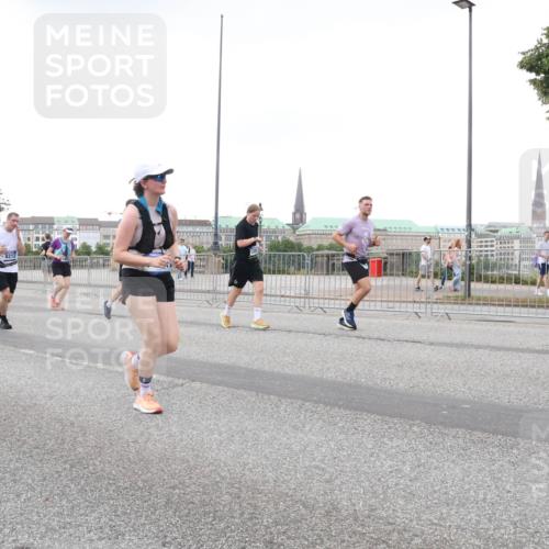 29.06.2025 - hella hamburg halbmarathon Lena Gebhardt http://msf.ph/oto/8425112 29.06.2025 10:53:30 Lombardsbrücke 8906, 18144, 1340, 1709, 1900, 1906, 1984, 2065, 2291, 2409, 2429, 3226, 4195, 4595, 4626, 4801, 5428, 5562, 5815, 5856, 5857, 6039, 6041, 6044, 6273, 6306, 6521, 6913, 6996, 7039, 7068, 7483, 7537, 7611, 7681, 7876, 7890, 8189, 8212, 8414, 8515, 8906, 9077, 9456, 9531, 9685, 9764, 9771, 9785, 10043, 10175, 10490, 10661, 11520, 11524, 12193, 12219, 12700, 13489, 13916, 13917, 14038, 16137 meine-sportfotos.de