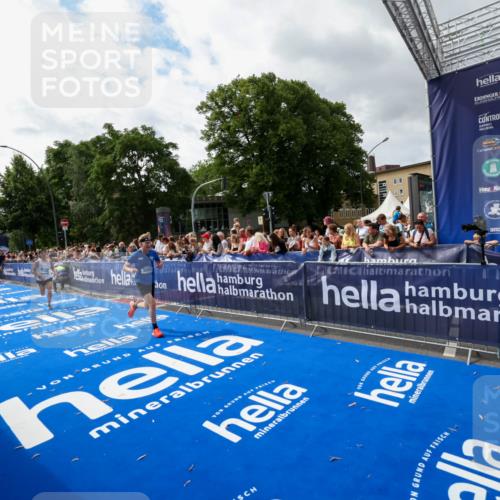 29.06.2025 - hella hamburg halbmarathon Zöllner http://msf.ph/oto/8425125 29.06.2025 10:34:21 Ziel 1002, 1080, 3005, 7901, 14784, 18906 meine-sportfotos.de