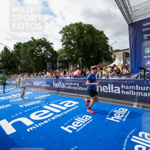 29.06.2025 - hella hamburg halbmarathon Zöllner http://msf.ph/oto/8425137 29.06.2025 10:34:22 Ziel 1002, 1080, 3005, 14784, 16417 meine-sportfotos.de