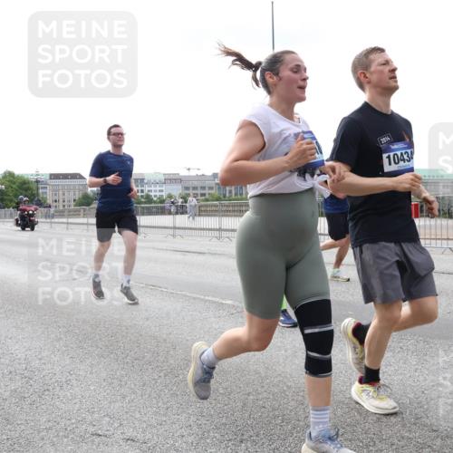 29.06.2025 - hella hamburg halbmarathon Lena Gebhardt http://msf.ph/oto/8425149 29.06.2025 10:28:41 Lombardsbrücke 6102, 2014, 10434, 1518, 1557, 1869, 3445, 3717, 4362, 4700, 4834, 5167, 5249, 5250, 5604, 5718, 5903, 5939, 6102, 6418, 7667, 7980, 8327, 8560, 9642, 9653, 9654, 9716, 9855, 10068, 10434, 13045, 13296, 13400, 14017, 14205, 15143, 15256, 15452, 15453, 16125, 16643, 18293, 18604, 19180 meine-sportfotos.de