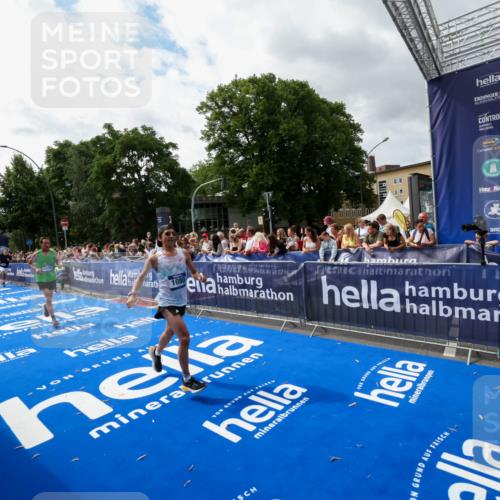 29.06.2025 - hella hamburg halbmarathon Zöllner http://msf.ph/oto/8425150 29.06.2025 10:34:23 Ziel 1002, 1080, 3005, 5550, 14784, 16417 meine-sportfotos.de