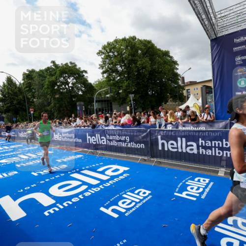 29.06.2025 - hella hamburg halbmarathon Zöllner http://msf.ph/oto/8425175 29.06.2025 10:34:24 Ziel 1002, 1080, 3005, 5550, 9686, 14784, 16417 meine-sportfotos.de