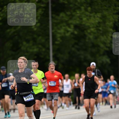 29.06.2025 - hella hamburg halbmarathon Dr. Thomas Lammeyer http://msf.ph/oto/8425178 29.06.2025 10:49:55 Kennedybrücke 1085, 1774, 2550, 2657, 2664, 2779, 2846, 2954, 3357, 3377, 3570, 3879, 3993, 4119, 4275, 4820, 5099, 5108, 5190, 5339, 5703, 5949, 6763, 7699, 7859, 7912, 8272, 8594, 9536, 10562, 10727, 11119, 11332 meine-sportfotos.de