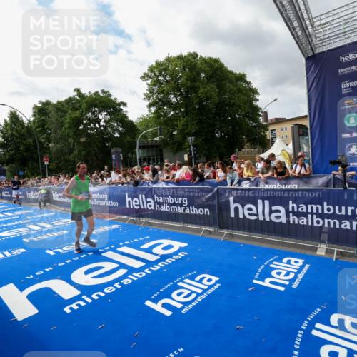 29.06.2025 - hella hamburg halbmarathon Zöllner http://msf.ph/oto/8425189 29.06.2025 10:34:24 Ziel 1002, 1080, 3005, 5550, 9686, 14784, 16417 meine-sportfotos.de
