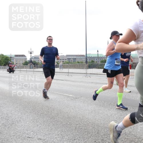 29.06.2025 - hella hamburg halbmarathon Lena Gebhardt http://msf.ph/oto/8425190 29.06.2025 10:28:41 Lombardsbrücke 6102, 1829, 5718, 1518, 1557, 1869, 3445, 3717, 4362, 4700, 4834, 5167, 5249, 5250, 5604, 5718, 5903, 5939, 6102, 6418, 7667, 7980, 8327, 8560, 9642, 9653, 9654, 9716, 9855, 10068, 10434, 13045, 13296, 13400, 14017, 14205, 15143, 15256, 15452, 15453, 16125, 16643, 18293, 18604, 19180 meine-sportfotos.de