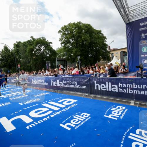 29.06.2025 - hella hamburg halbmarathon Zöllner http://msf.ph/oto/8425241 29.06.2025 10:34:27 Ziel 1002, 5550, 6305, 9686, 16417, 18099 meine-sportfotos.de