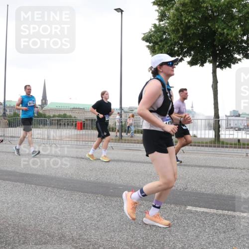 29.06.2025 - hella hamburg halbmarathon Lena Gebhardt http://msf.ph/oto/8425249 29.06.2025 10:53:31 Lombardsbrücke 8515, 7, 1340, 1709, 1900, 1906, 1984, 2065, 2291, 2409, 2429, 3055, 3226, 4195, 4595, 4626, 4801, 5428, 5562, 5815, 5856, 5857, 6039, 6041, 6044, 6273, 6306, 6521, 6913, 6996, 7039, 7068, 7483, 7537, 7611, 7681, 7876, 7890, 8189, 8212, 8414, 8515, 8906, 9077, 9456, 9531, 9685, 9764, 9771, 9785, 10043, 10175, 10490, 10661, 12193, 12219, 12700, 13489, 13916, 13917, 14038, 16137 meine-sportfotos.de