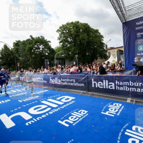 29.06.2025 - hella hamburg halbmarathon Zöllner http://msf.ph/oto/8425250 29.06.2025 10:34:27 Ziel 1002, 5550, 6305, 9686, 16417, 18099 meine-sportfotos.de