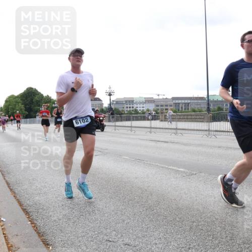 29.06.2025 - hella hamburg halbmarathon Lena Gebhardt http://msf.ph/oto/8425266 29.06.2025 10:28:42 Lombardsbrücke 6102, 1518, 1557, 1869, 3445, 3717, 4362, 4700, 4834, 5167, 5249, 5250, 5604, 5718, 5903, 5939, 6102, 6418, 7667, 7980, 8327, 8560, 9642, 9653, 9654, 9716, 9855, 10068, 10434, 13045, 13296, 13400, 14205, 15143, 15256, 15452, 15453, 16125, 16643, 18293, 18604, 19180 meine-sportfotos.de