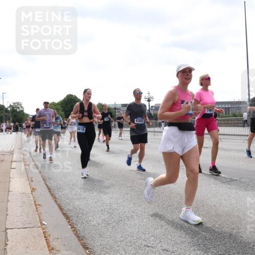 29.06.2025 - hella hamburg halbmarathon Lena Gebhardt http://msf.ph/oto/8425282 29.06.2025 10:43:21 Lombardsbrücke 6440, 7461, 13684, 4302, 5610, 1023, 1149, 1155, 1400, 1467, 1788, 1816, 1878, 2103, 2158, 2267, 2361, 2450, 2971, 3074, 3238, 3329, 3390, 3518, 3638, 3764, 4056, 4177, 4302, 4367, 4680, 4866, 5067, 5214, 5268, 5370, 5610, 5720, 5755, 5967, 6012, 6096, 6226, 6440, 6931, 7043, 7197, 7461, 7872, 7926, 8135, 8184, 8233, 8408, 8435, 8504, 8795, 8991, 9072, 9304, 9378, 9639, 9641, 9644, 9831, 9976, 10083, 10180, 10200, 10202, 13049 meine-sportfotos.de