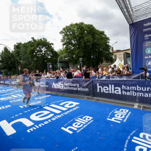 29.06.2025 - hella hamburg halbmarathon Zöllner http://msf.ph/oto/8425295 29.06.2025 10:34:29 Ziel 1002, 5550, 6305, 9686, 13618, 16417, 18099 meine-sportfotos.de
