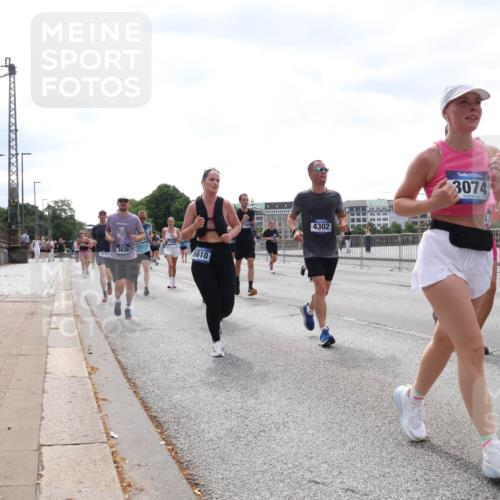 29.06.2025 - hella hamburg halbmarathon Lena Gebhardt http://msf.ph/oto/8425306 29.06.2025 10:43:22 Lombardsbrücke 3638, 5610, 4302, 3074, 16055, 1023, 1149, 1155, 1400, 1467, 1788, 1816, 1878, 2103, 2158, 2267, 2361, 2450, 2971, 3074, 3238, 3329, 3390, 3518, 3638, 3764, 4056, 4177, 4302, 4367, 4680, 4866, 5067, 5214, 5268, 5370, 5610, 5720, 5755, 5967, 6012, 6096, 6226, 6440, 6931, 7043, 7197, 7461, 7872, 7926, 8135, 8184, 8233, 8408, 8435, 8504, 8795, 8991, 9072, 9304, 9378, 9639, 9641, 9644, 9831, 9976, 10083, 10180, 10200, 10202, 13049 meine-sportfotos.de