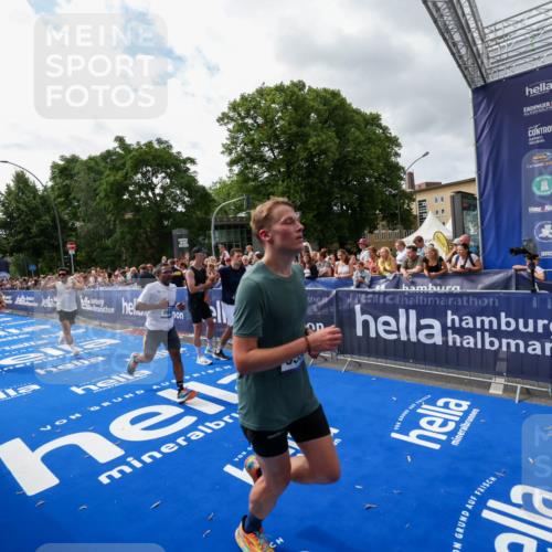 29.06.2025 - hella hamburg halbmarathon Zöllner http://msf.ph/oto/8425311 29.06.2025 10:34:32 Ziel 1644, 5550, 6305, 7534, 9686, 11230, 13618, 18099 meine-sportfotos.de