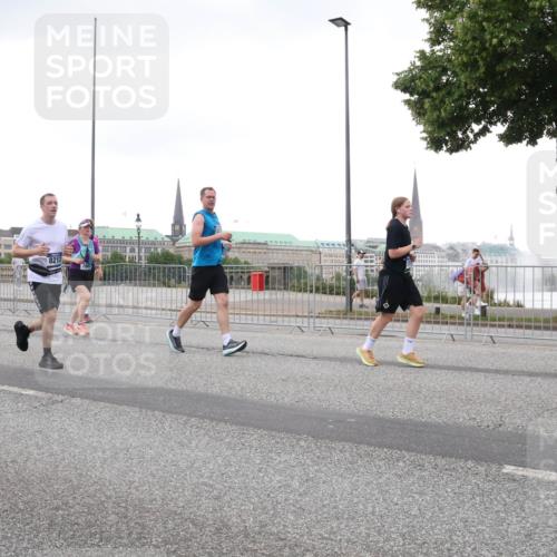 29.06.2025 - hella hamburg halbmarathon Lena Gebhardt http://msf.ph/oto/8425328 29.06.2025 10:53:32 Lombardsbrücke 8906, 11489, 821, 1340, 1709, 1753, 1900, 1906, 1984, 2065, 2409, 2429, 3055, 3226, 4195, 4595, 4626, 4801, 5428, 5562, 5815, 5856, 5857, 6039, 6041, 6044, 6273, 6306, 6913, 6996, 7039, 7068, 7483, 7537, 7611, 7876, 7890, 8189, 8212, 8414, 8515, 8906, 9077, 9456, 9531, 9685, 9764, 9771, 9785, 10043, 10175, 10490, 10661, 12193, 12219, 12700, 13489, 13916, 13917, 14038, 16137 meine-sportfotos.de