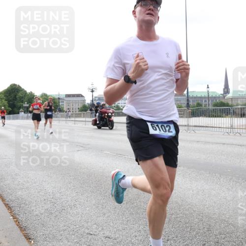 29.06.2025 - hella hamburg halbmarathon Lena Gebhardt http://msf.ph/oto/8425329 29.06.2025 10:28:43 Lombardsbrücke 6102, 1518, 1557, 1869, 3445, 3717, 4161, 4362, 4700, 4834, 5167, 5249, 5250, 5718, 5903, 5939, 6102, 6418, 7667, 7980, 8327, 8560, 9642, 9653, 9716, 9855, 10068, 10434, 12442, 13045, 13296, 13400, 14205, 15143, 15256, 15452, 15453, 16125, 16643, 18293, 18604, 19180 meine-sportfotos.de