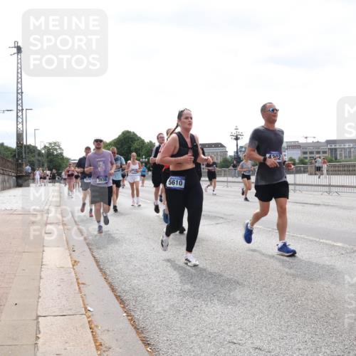 29.06.2025 - hella hamburg halbmarathon Lena Gebhardt http://msf.ph/oto/8425331 29.06.2025 10:43:22 Lombardsbrücke 9976, 3638, 5610, 4302, 7461, 1023, 1149, 1155, 1400, 1467, 1788, 1816, 1878, 2103, 2158, 2267, 2361, 2450, 2971, 3074, 3238, 3329, 3390, 3518, 3638, 3764, 4056, 4177, 4302, 4367, 4680, 4866, 5067, 5214, 5268, 5370, 5610, 5720, 5755, 5967, 6012, 6096, 6226, 6440, 6931, 7043, 7197, 7461, 7872, 7926, 8135, 8184, 8233, 8408, 8435, 8504, 8795, 8991, 9072, 9304, 9378, 9639, 9641, 9644, 9831, 9976, 10083, 10180, 10200, 10202, 13049 meine-sportfotos.de