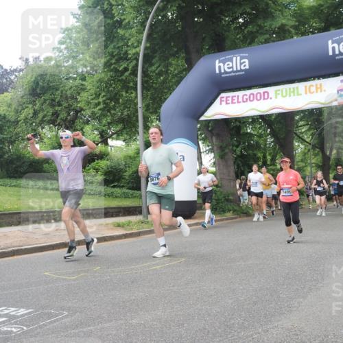 29.06.2025 - hella hamburg halbmarathon KatJ http://msf.ph/oto/8425348 29.06.2025 10:39:19 Zwischen KM18-KM19 1098, 7409, 8139 meine-sportfotos.de