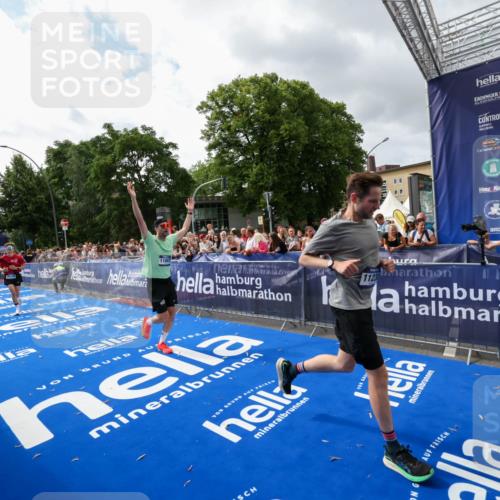29.06.2025 - hella hamburg halbmarathon Zöllner http://msf.ph/oto/8425370 29.06.2025 10:34:41 Ziel 16148, 5152, 5554, 6169, 6878, 8395, 11230, 11661, 14289, 14603, 15887, 16148, 17014, 18026 meine-sportfotos.de