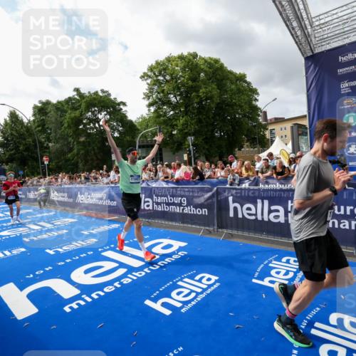 29.06.2025 - hella hamburg halbmarathon Zöllner http://msf.ph/oto/8425388 29.06.2025 10:34:41 Ziel 16148, 5152, 5554, 6169, 6878, 8395, 11230, 11661, 14289, 14603, 15887, 16148, 17014, 18026 meine-sportfotos.de
