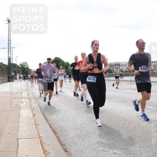 29.06.2025 - hella hamburg halbmarathon Lena Gebhardt http://msf.ph/oto/8425396 29.06.2025 10:43:22 Lombardsbrücke 9976, 3638, 12603, 5610, 4302, 1023, 1149, 1155, 1400, 1467, 1788, 1816, 1878, 2103, 2158, 2267, 2361, 2450, 2971, 3074, 3238, 3329, 3390, 3518, 3638, 3764, 4056, 4177, 4302, 4367, 4680, 4866, 5067, 5214, 5268, 5370, 5610, 5720, 5755, 5967, 6012, 6096, 6226, 6440, 6931, 7043, 7197, 7461, 7872, 7926, 8135, 8184, 8233, 8408, 8435, 8504, 8795, 8991, 9072, 9304, 9378, 9639, 9641, 9644, 9831, 9976, 10083, 10180, 10200, 10202, 13049 meine-sportfotos.de