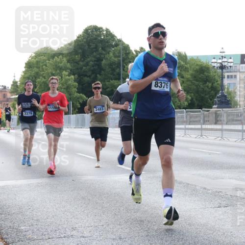 29.06.2025 - hella hamburg halbmarathon Lena Gebhardt http://msf.ph/oto/8425399 29.06.2025 09:43:47 Lombardsbrücke 1115, 3379, 2483, 3, 8376, 1271, 1953, 2075, 2180, 2203, 2483, 3189, 3379, 6090, 7380, 8318, 8376, 9804, 10351, 11150, 13374, 13383, 13941, 15023, 15136, 17040, 17893, 18763, 18832 meine-sportfotos.de