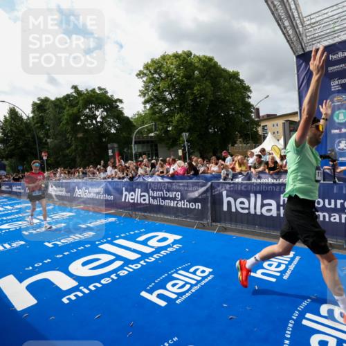 29.06.2025 - hella hamburg halbmarathon Zöllner http://msf.ph/oto/8425405 29.06.2025 10:34:42 Ziel 16148, 5152, 5554, 6169, 6878, 8395, 11661, 14289, 14603, 15887, 16148, 17014, 18026 meine-sportfotos.de