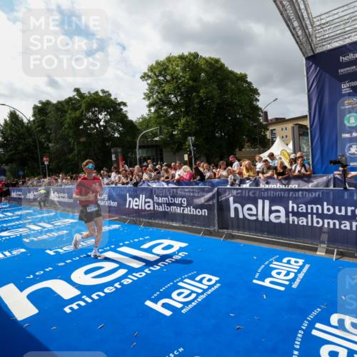 29.06.2025 - hella hamburg halbmarathon Zöllner http://msf.ph/oto/8425419 29.06.2025 10:34:42 Ziel 16148, 5152, 5554, 6169, 6878, 8395, 11661, 14289, 14603, 15887, 16148, 17014, 18026 meine-sportfotos.de