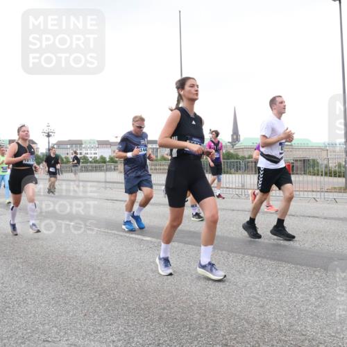 29.06.2025 - hella hamburg halbmarathon Lena Gebhardt http://msf.ph/oto/8425423 29.06.2025 10:53:32 Lombardsbrücke 1900, 23, 144, 0175, 1340, 1709, 1753, 1900, 1906, 1984, 2065, 2409, 2429, 3055, 3226, 4195, 4595, 4626, 4801, 5428, 5562, 5815, 5856, 5857, 6039, 6041, 6044, 6273, 6306, 6913, 6996, 7039, 7068, 7483, 7537, 7611, 7876, 7890, 8189, 8212, 8414, 8515, 8906, 9077, 9456, 9531, 9685, 9764, 9771, 9785, 10043, 10175, 10490, 10661, 12193, 12219, 12700, 13489, 13916, 13917, 14038, 16137 meine-sportfotos.de