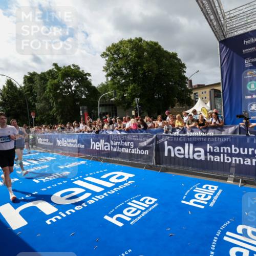 29.06.2025 - hella hamburg halbmarathon Zöllner http://msf.ph/oto/8425431 29.06.2025 10:34:44 Ziel 16148, 5048, 5152, 5554, 6169, 6878, 8395, 12369, 14289, 14549, 14603, 15887, 16148, 17014, 18026 meine-sportfotos.de