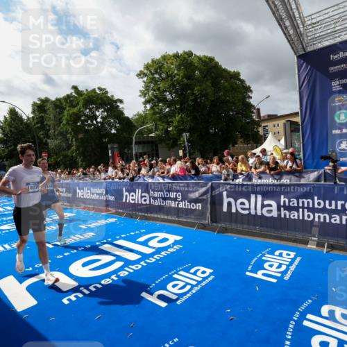 29.06.2025 - hella hamburg halbmarathon Zöllner http://msf.ph/oto/8425441 29.06.2025 10:34:44 Ziel 16148, 5048, 5152, 5554, 6169, 6878, 8395, 12369, 14289, 14549, 14603, 15887, 16148, 17014, 18026 meine-sportfotos.de