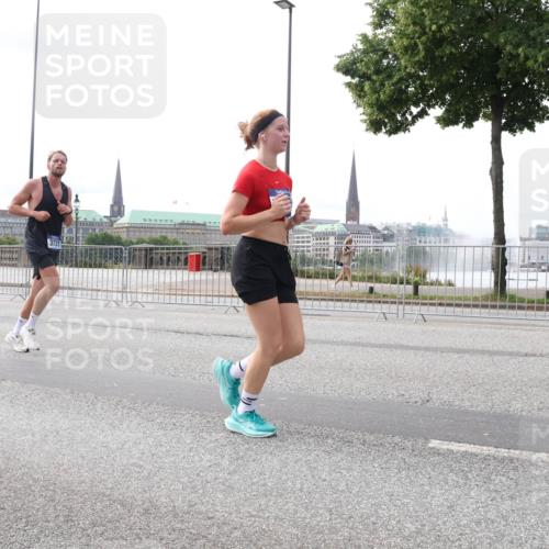 29.06.2025 - hella hamburg halbmarathon Lena Gebhardt http://msf.ph/oto/8425451 29.06.2025 10:28:46 Lombardsbrücke 1518, 1557, 1869, 3717, 4161, 4362, 4700, 4834, 4982, 5167, 5249, 5250, 5718, 5903, 5939, 6102, 6418, 7169, 7667, 7980, 8327, 8560, 9642, 9716, 9855, 10068, 10434, 12442, 13045, 13296, 13400, 14205, 15143, 15256, 15452, 15453, 16125, 16643, 18293, 18604, 19180 meine-sportfotos.de