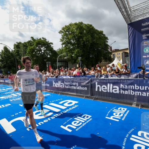 29.06.2025 - hella hamburg halbmarathon Zöllner http://msf.ph/oto/8425452 29.06.2025 10:34:45 Ziel 1562, 5048, 5152, 5554, 6169, 6878, 8395, 12369, 14289, 14388, 14549, 14603, 15887, 17014, 18026, 18237 meine-sportfotos.de