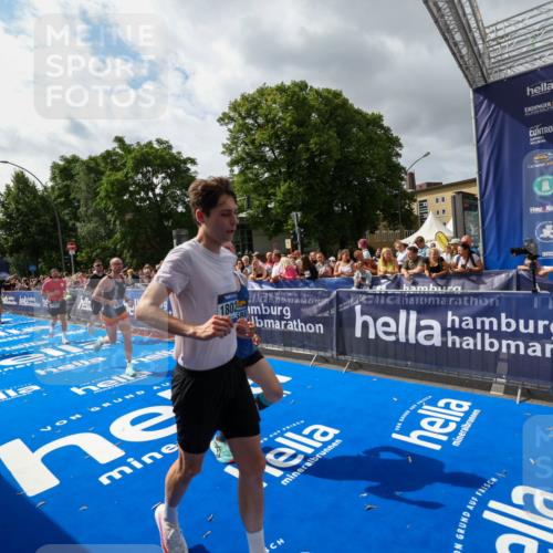 29.06.2025 - hella hamburg halbmarathon Zöllner http://msf.ph/oto/8425461 29.06.2025 10:34:45 Ziel 1562, 5048, 5152, 5554, 6169, 6878, 8395, 12369, 14289, 14388, 14549, 14603, 15887, 17014, 18026, 18237 meine-sportfotos.de