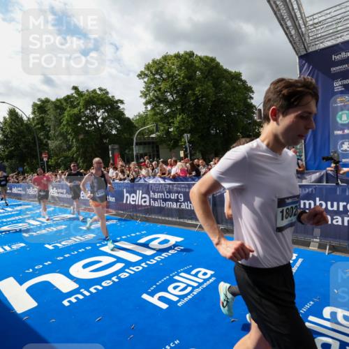 29.06.2025 - hella hamburg halbmarathon Zöllner http://msf.ph/oto/8425468 29.06.2025 10:34:45 Ziel 1562, 5048, 5152, 5554, 6169, 6878, 8395, 12369, 14289, 14388, 14549, 14603, 15887, 17014, 18026, 18237 meine-sportfotos.de