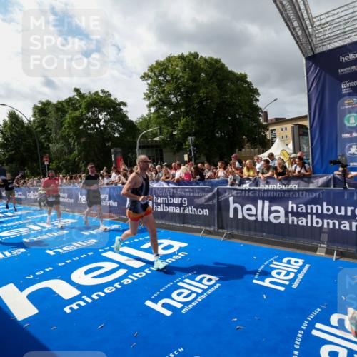 29.06.2025 - hella hamburg halbmarathon Zöllner http://msf.ph/oto/8425476 29.06.2025 10:34:46 Ziel 1217, 1562, 5048, 5152, 5554, 6169, 6878, 8395, 12369, 14289, 14388, 14549, 14603, 15887, 17014, 18026, 18237 meine-sportfotos.de